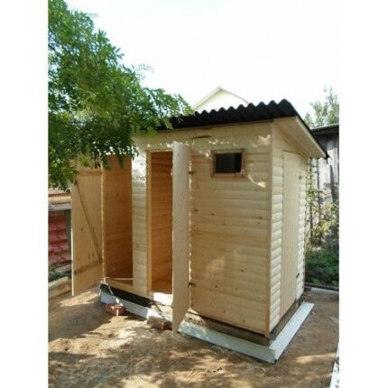 Туалет дворовый с душем и хозяйственным помещением для дачного участка. Материал изготовления: дерево
