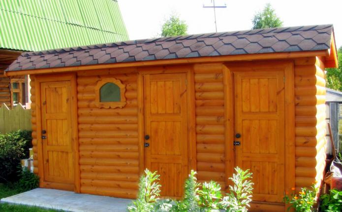 Хозяйственный блок для дачи с туалетом ТДХ-27, который изготовлен из деревянного бруса