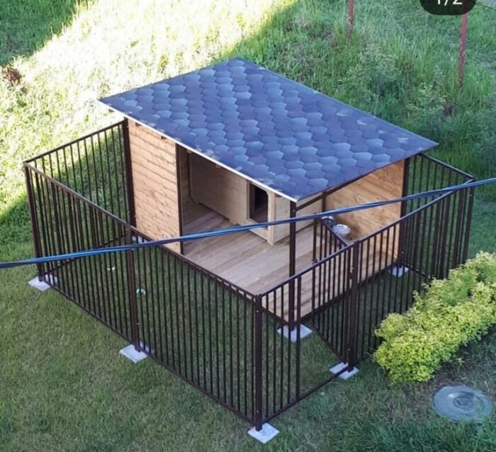 Вольер для собак, непоминающий домик с огороженным двором "BW-17-1"